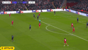 长春亚泰队启程出征青岛时，球迷用歌声为将士们送行